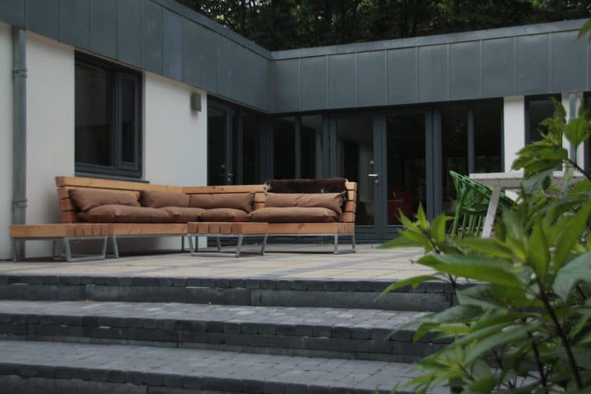 Robuuste tuin loungebank van hout en staal met gave kussens van degelijke kwaliteit. Stoere loungeset tuin van hout. Unieke design loungebank tuin. Tuinbank douglas en staal.