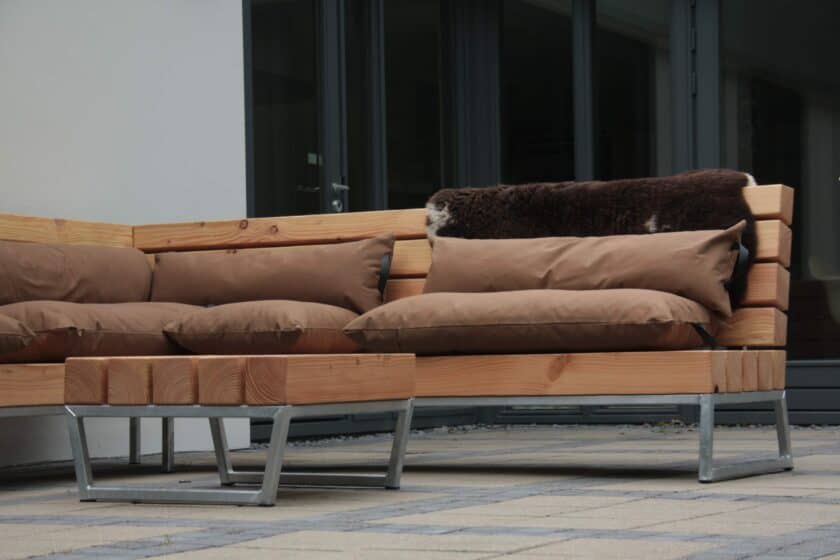 Robuuste tuin loungebank van hout en staal met gave kussens van degelijke kwaliteit