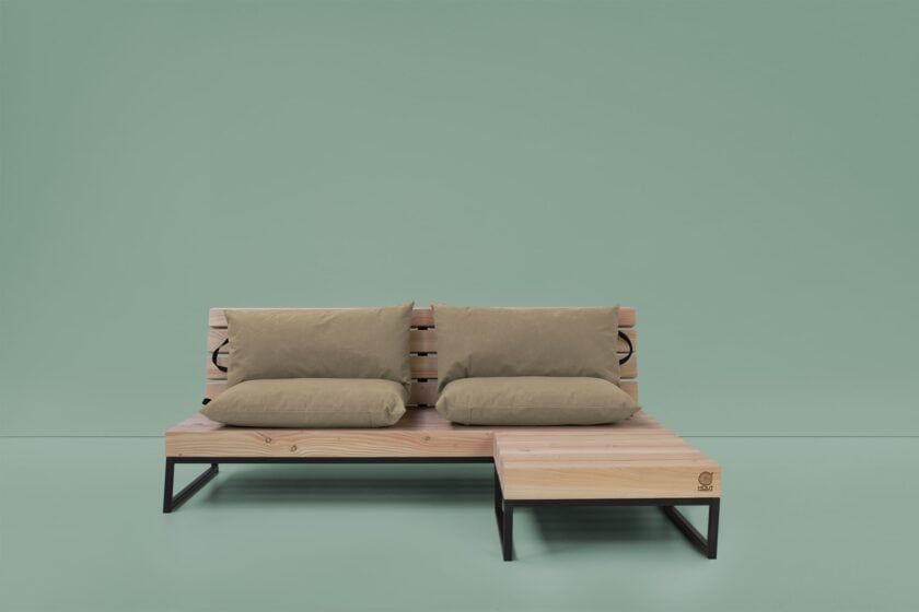 Trendy Loungebank, een design van Douglas houten balken en kussens voor buiten.