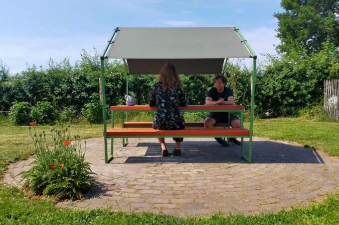 unieke picknicktafel met een marktkraam frame en tentdoek