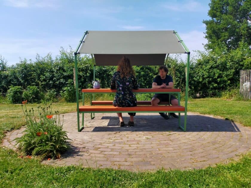 unieke picknicktafel met een marktkraam frame en tentdoek