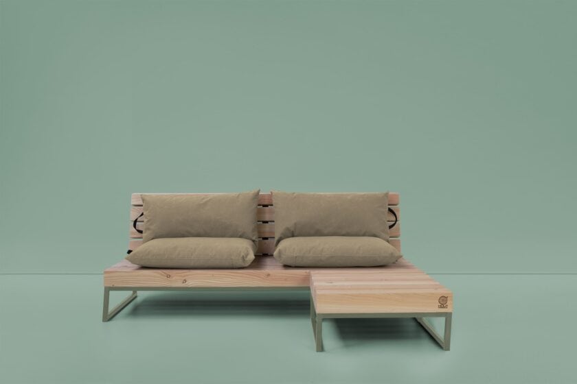 Trendy loungebank met hocker en robuuste buitenkussens.