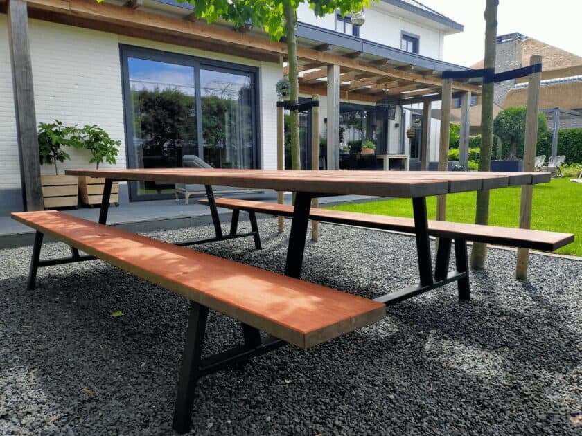 Duurzame stoere picknicktafel, een picknickbank van staal en Padouk hout.