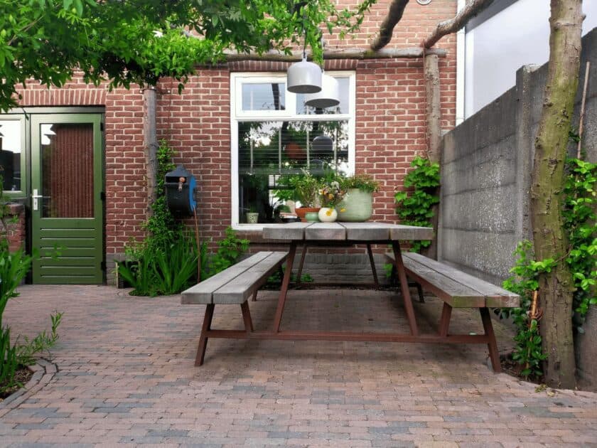 Robuuste picknicktafel, een design picknickbank van staal en Douglas hout.