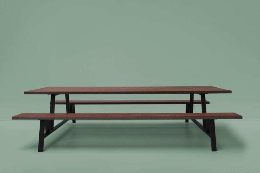 Degelijke buitentafel, een stoere picknickbank van staal en hout.