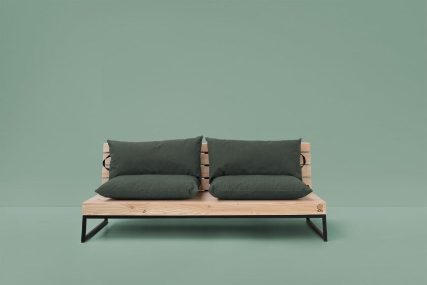 Stoere loungebank met robuuste Douglas houten balken.